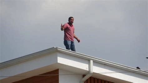 Ç­a­l­ı­ş­t­ı­ğ­ı­ ­i­n­ş­a­a­t­ı­n­ ­ç­a­t­ı­s­ı­n­d­a­ ­i­n­t­i­h­a­r­a­ ­k­a­l­k­ı­ş­t­ı­ ­-­ ­Y­a­ş­a­m­ ­H­a­b­e­r­l­e­r­i­